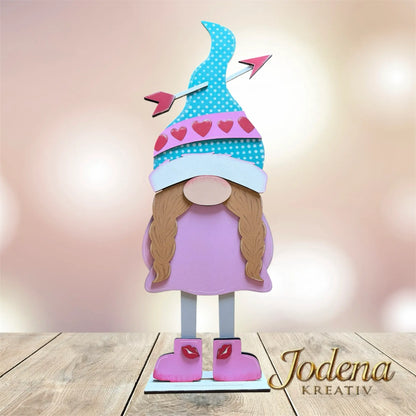 XL-Wichtelin-mit-Valentinsoutfit-Amor-auf-Holztisch-mit-Bokeh